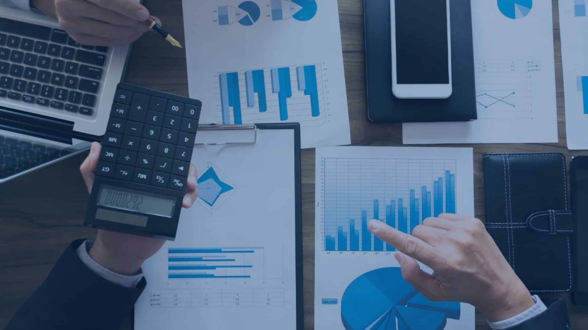 Un consulente aziendale lavora insieme a un fondo comune di investimento utilizzando fogli di calcolo per analizzare e gestire dati finanziari e strategie di investimento.